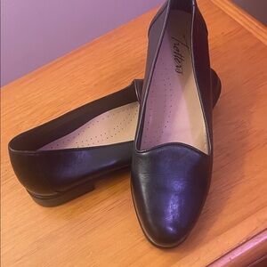 Trotters Black Leather Slip-On Flats